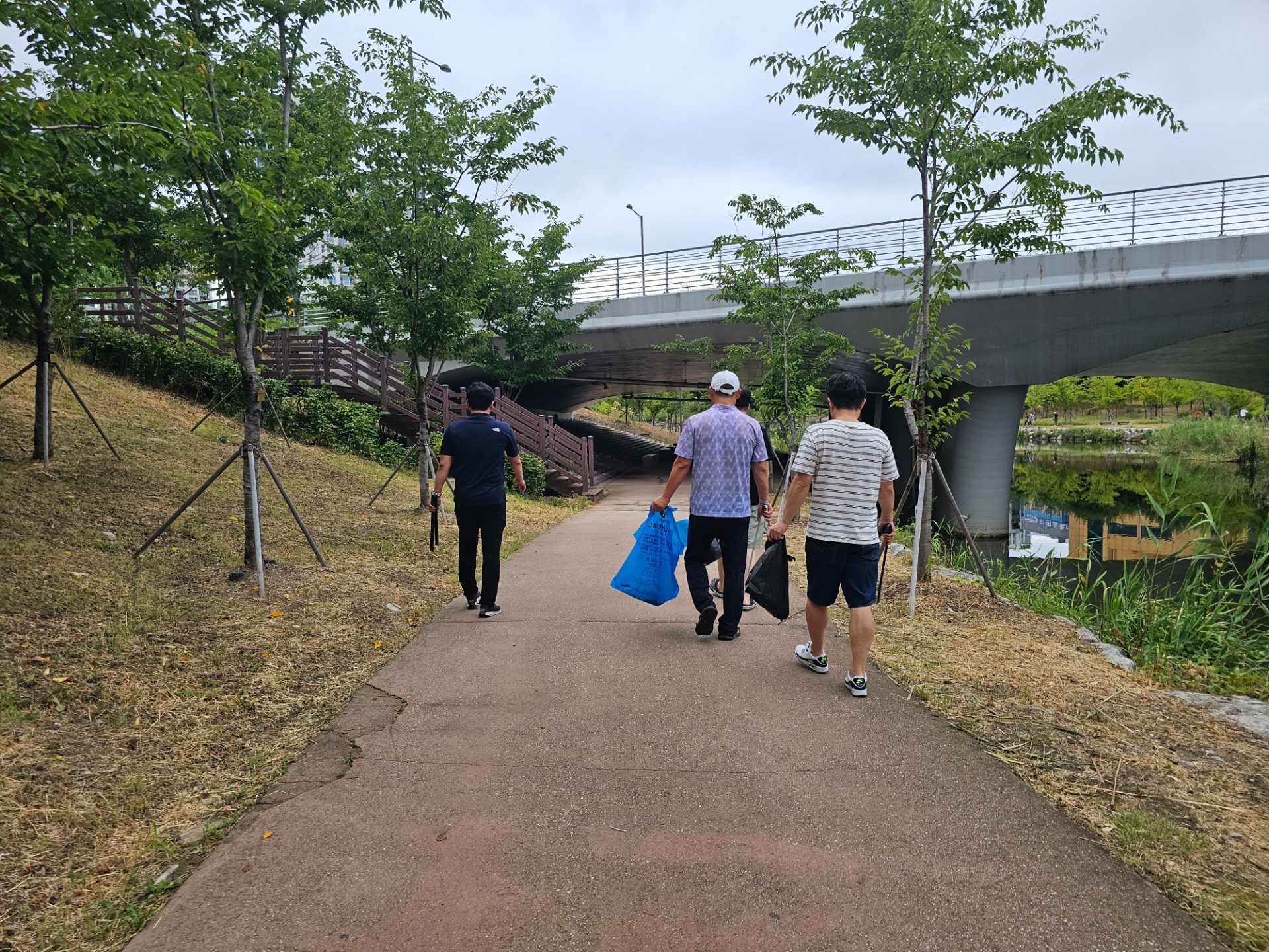 박수 소리 없는 호숫가에서, 우리가 누리는 참된 자유를 생각합니다 2